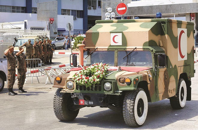 سيارة الإسعاف التي تحمل جثة الرئيس التونسي السابق بيجي سعيد السبسي